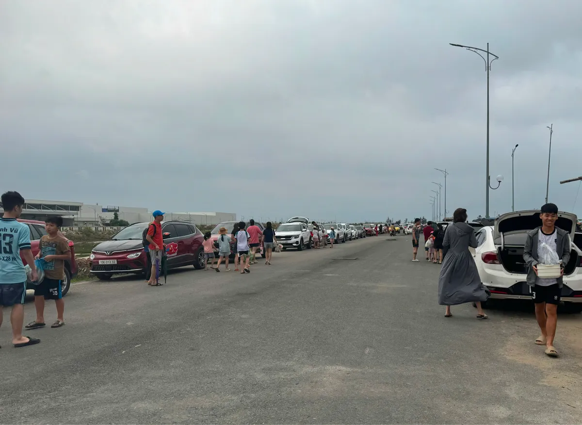 Trào lưu săn ngao thu hút hàng nghìn người dịp nghỉ lễ - Ảnh 1. Trào lưu săn ngao thu hút hàng nghìn người dịp nghỉ lễ - Ảnh 1.