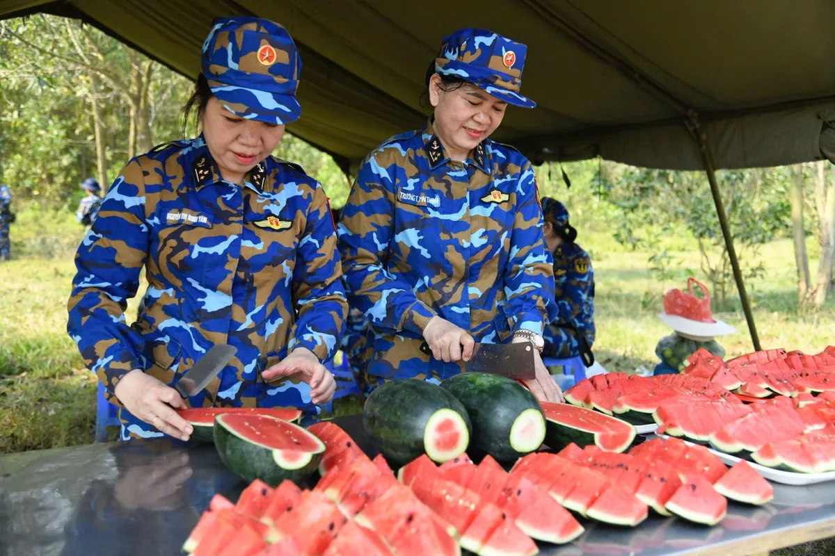 ‘Bát nước thao trường, khâu áo chiến sĩ, bữa cơm tự quản’ đong đầy yêu thương - Ảnh 1.
