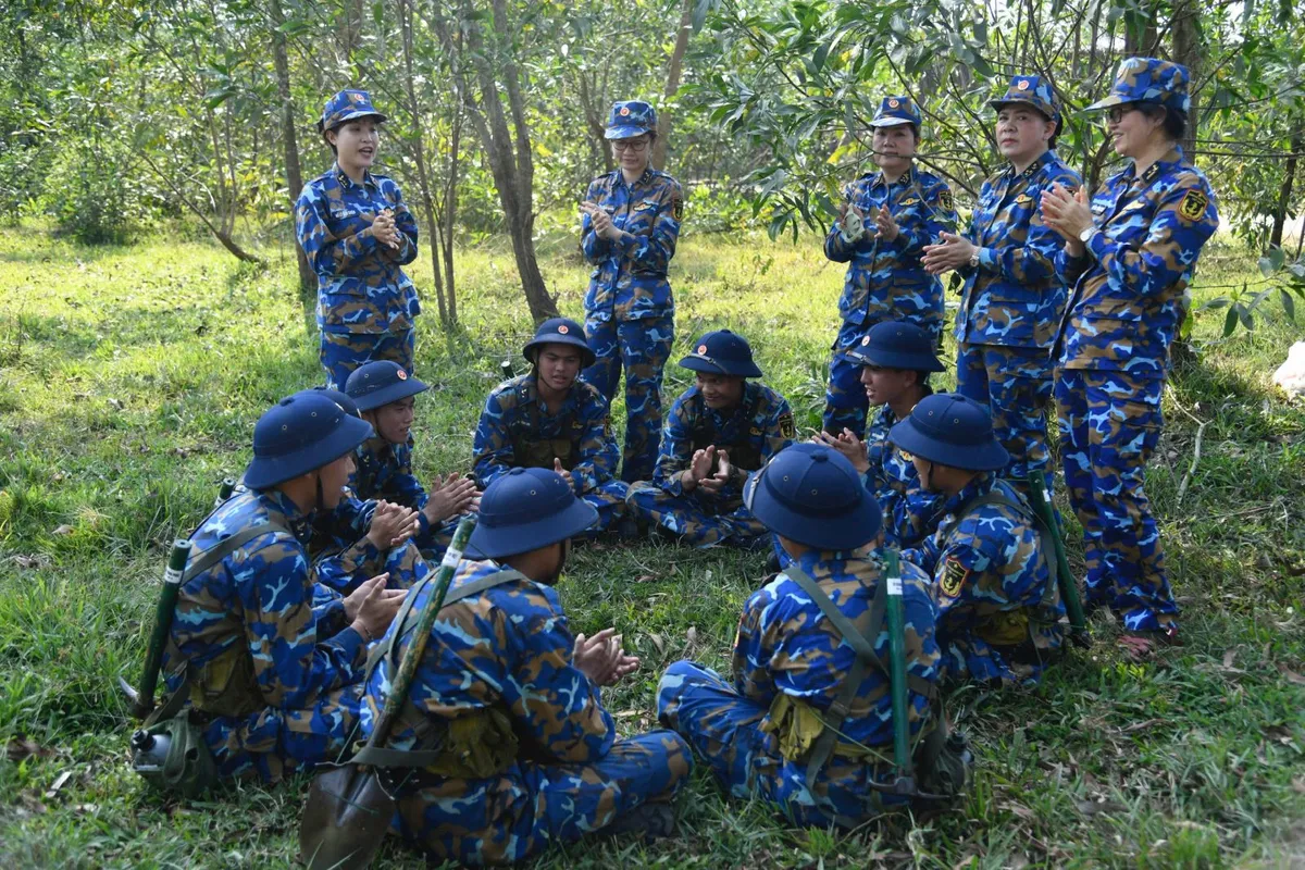 ‘Bát nước thao trường, khâu áo chiến sĩ, bữa cơm tự quản’ đong đầy yêu thương - Ảnh 3.
