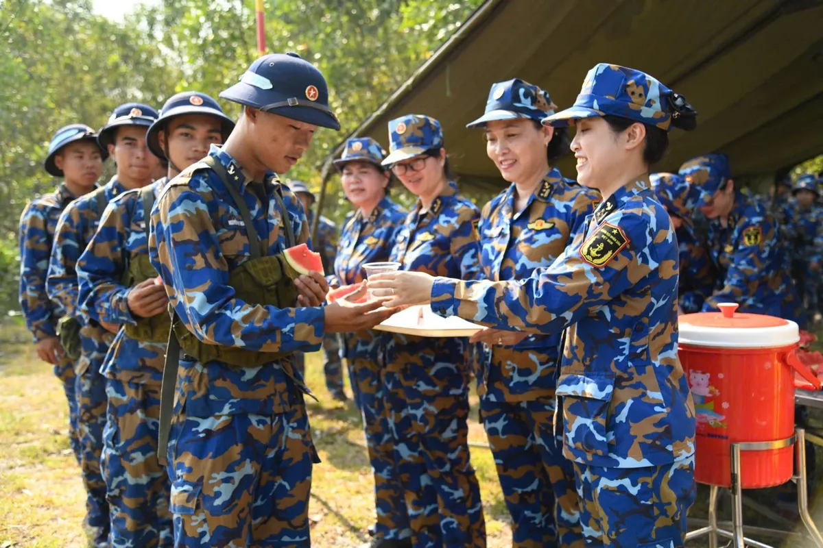 ‘Bát nước thao trường, khâu áo chiến sĩ, bữa cơm tự quản’ đong đầy yêu thương - Ảnh 2.