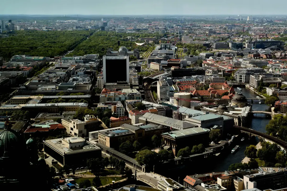 Berlin và vết sẹo sau 80 năm kết thúc số phận Đức Quốc xã - Ảnh 1.