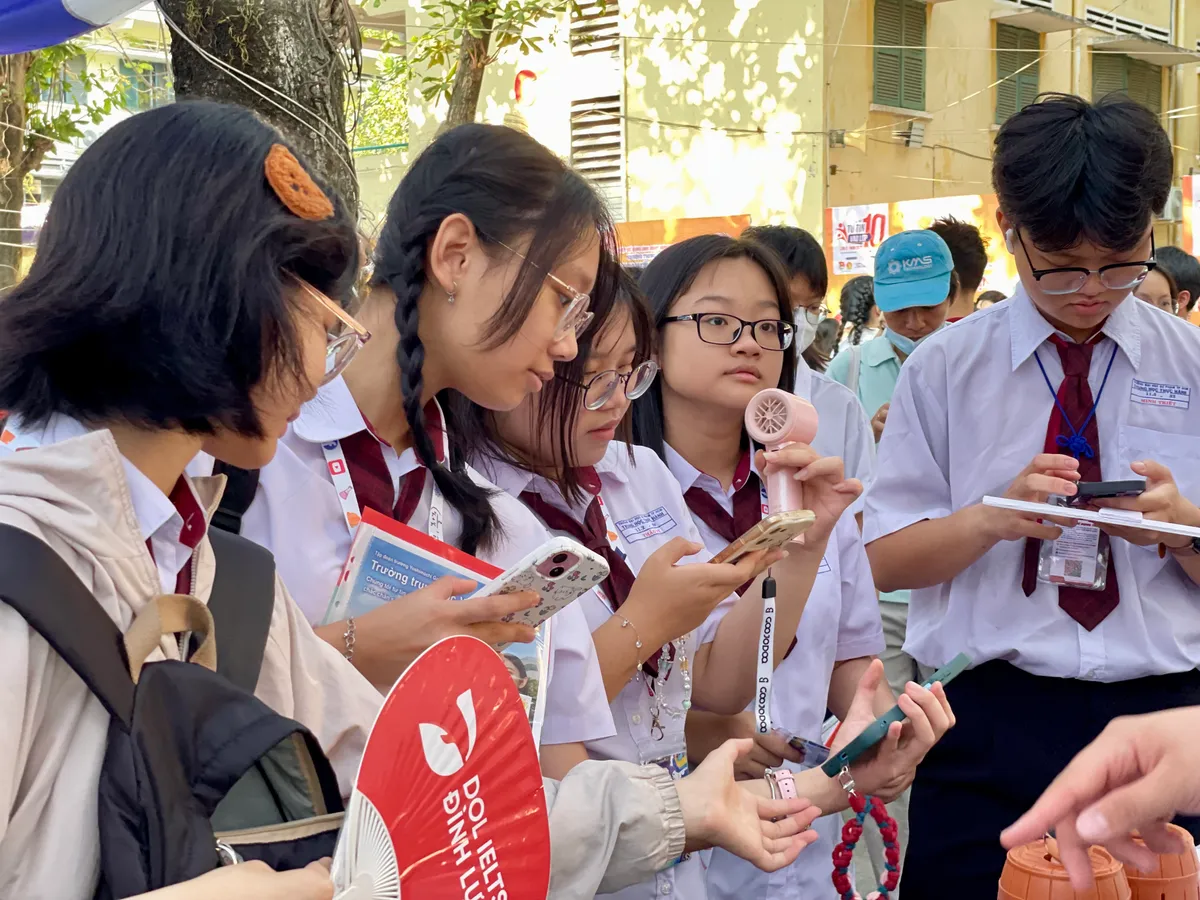 Loạt thông tin quan trọng cho thí sinh thi vào lớp 10 chuyên ở TP Hồ Chí Minh - Ảnh 2. Loạt thông tin quan trọng cho thí sinh thi vào lớp 10 chuyên ở TP Hồ Chí Minh - Ảnh 2.