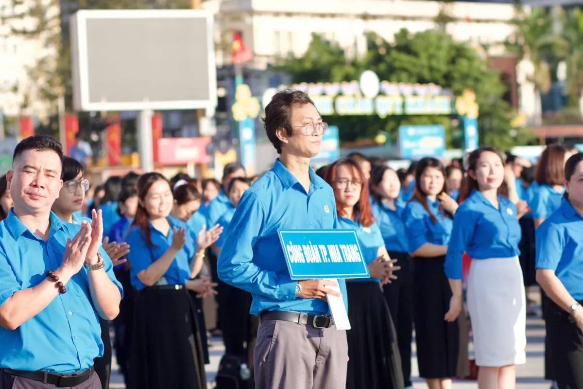 Khánh Hòa: Lễ chào cờ với chủ đề “Công nhân Việt Nam tiên phong bước vào kỷ nguyên mới” - Ảnh 2.