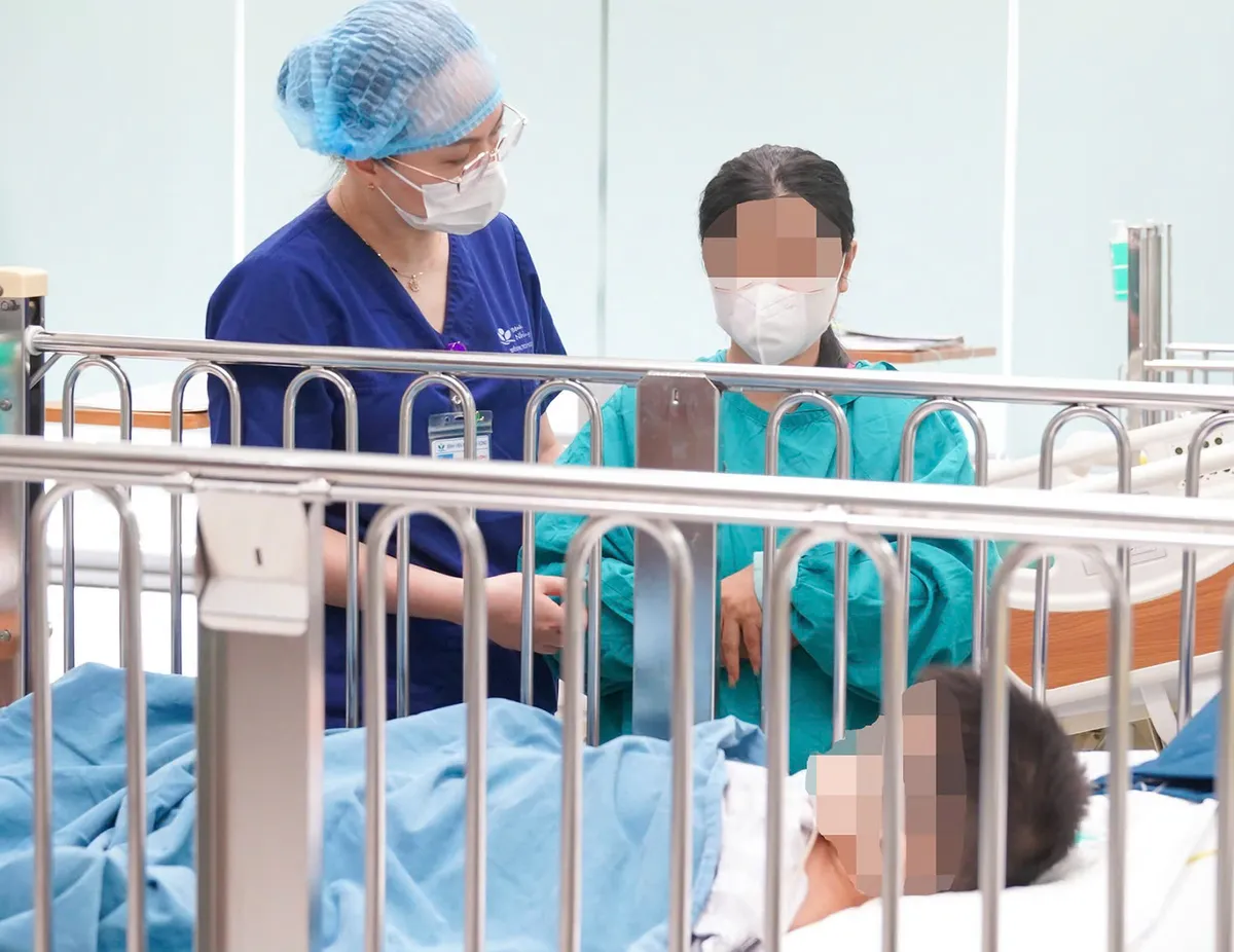 Vụ bé trai bị tai nạn tại Nam Định: Trẻ đã qua cơn nguy kịch - Ảnh 2. Vụ bé trai bị tai nạn tại Nam Định: Trẻ đã qua cơn nguy kịch - Ảnh 2.