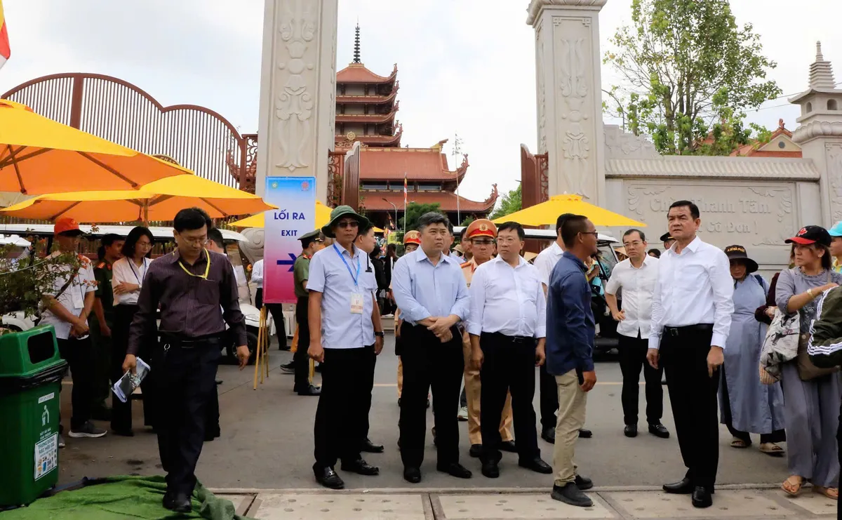 TP Hồ Chí Minh siết chặt an ninh tại Đại lễ Vesak 2025 - Ảnh 2. TP Hồ Chí Minh siết chặt an ninh tại Đại lễ Vesak 2025 - Ảnh 2.