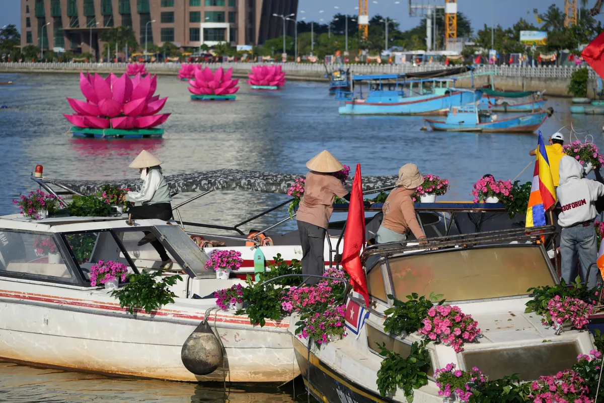 Khánh Hòa: Người dân và du khách cùng hòa nhịp lễ Phật Đản Vesak Liên Hợp Quốc 2025 - Ảnh 5.
