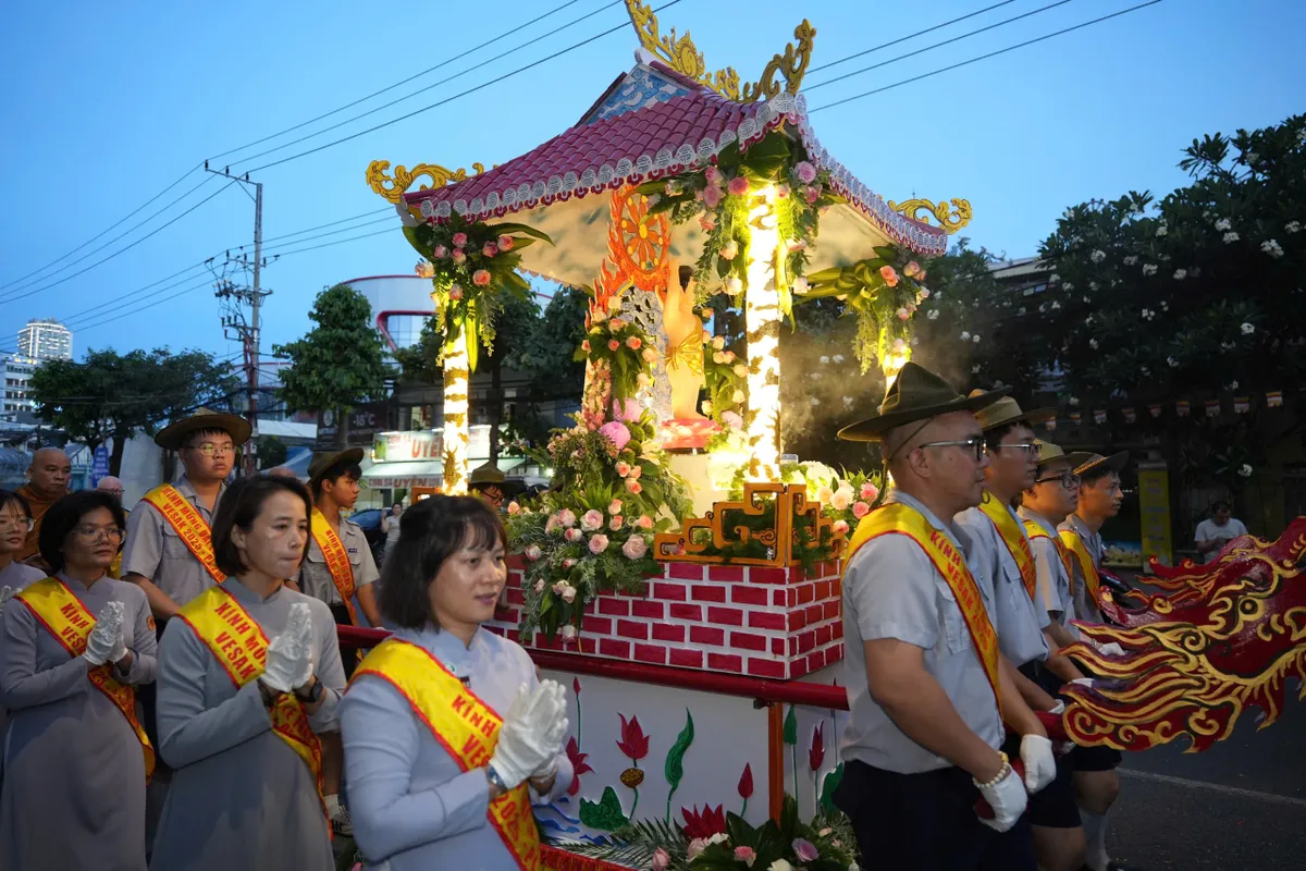 Khánh Hòa: Người dân và du khách cùng hòa nhịp lễ Phật Đản Vesak Liên Hợp Quốc 2025 - Ảnh 2.