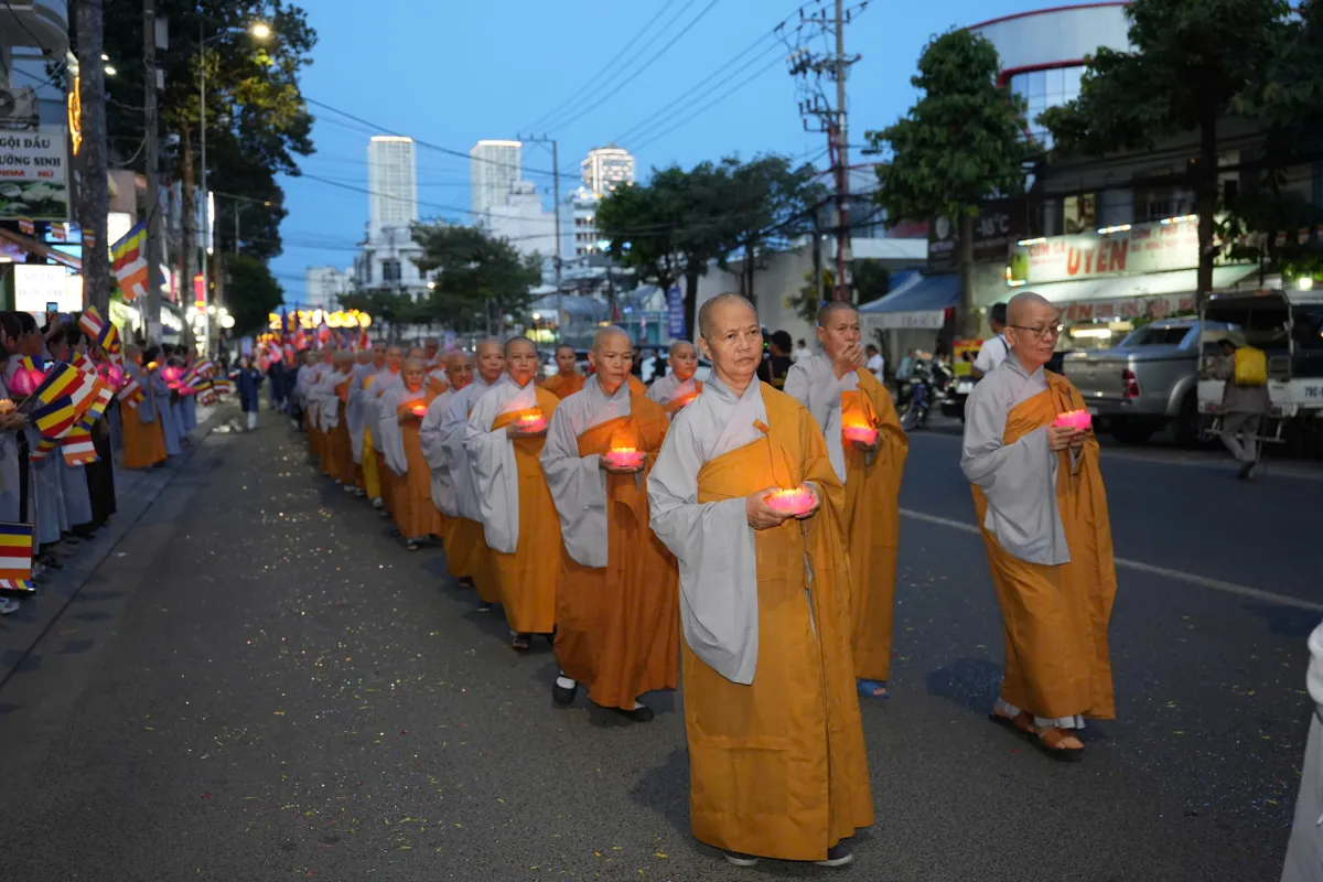 Khánh Hòa: Người dân và du khách cùng hòa nhịp lễ Phật Đản Vesak Liên Hợp Quốc 2025 - Ảnh 3.