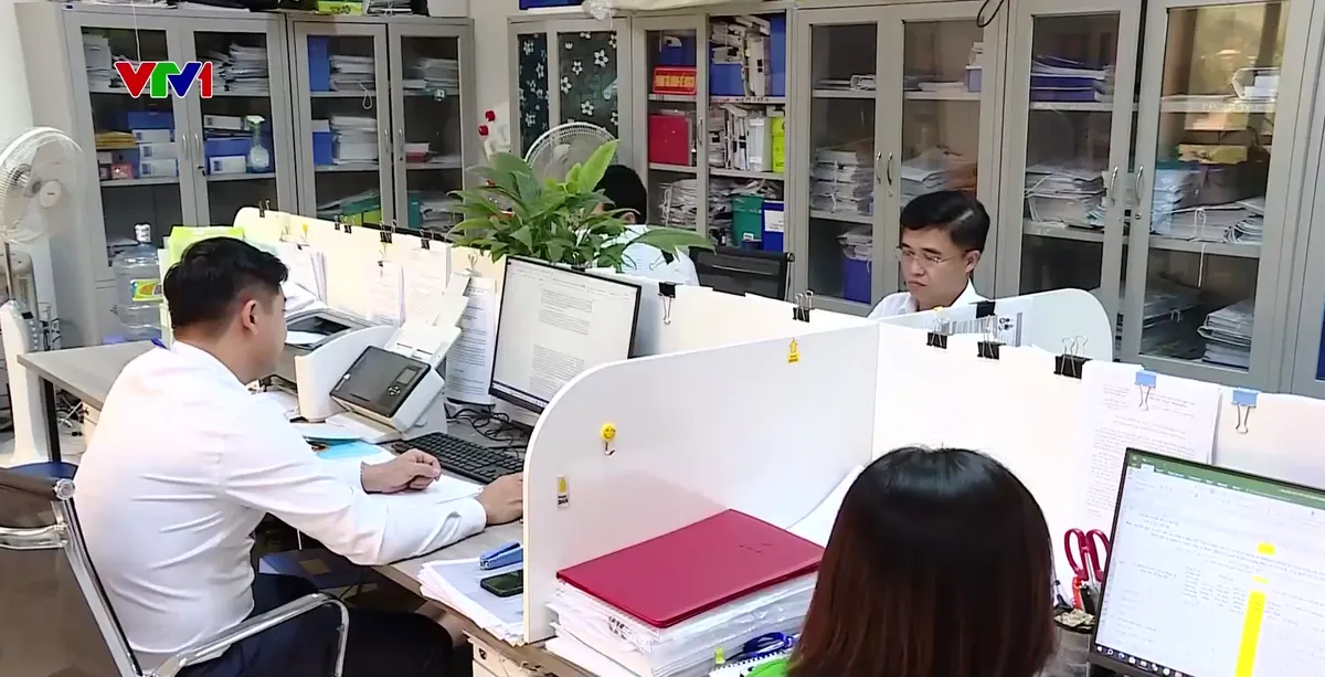 Công chức huyện chuyển về xã khi sáp nhập - Ảnh 1.