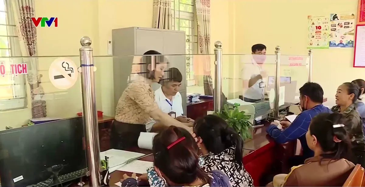 Công chức huyện chuyển về xã khi sáp nhập - Ảnh 3.