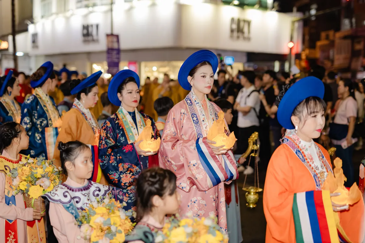 Hơn 40 nghệ sĩ, Hoa hậu, Á hậu mặc Việt phục diễu hành mừng lễ Phật Đản - Ảnh 2.