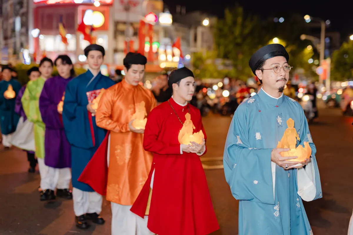 Hơn 40 nghệ sĩ, Hoa hậu, Á hậu mặc Việt phục diễu hành mừng lễ Phật Đản - Ảnh 4.