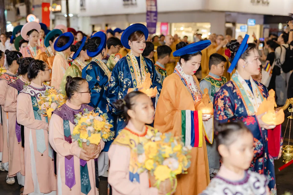 Hơn 40 nghệ sĩ, Hoa hậu, Á hậu mặc Việt phục diễu hành mừng lễ Phật Đản - Ảnh 3.
