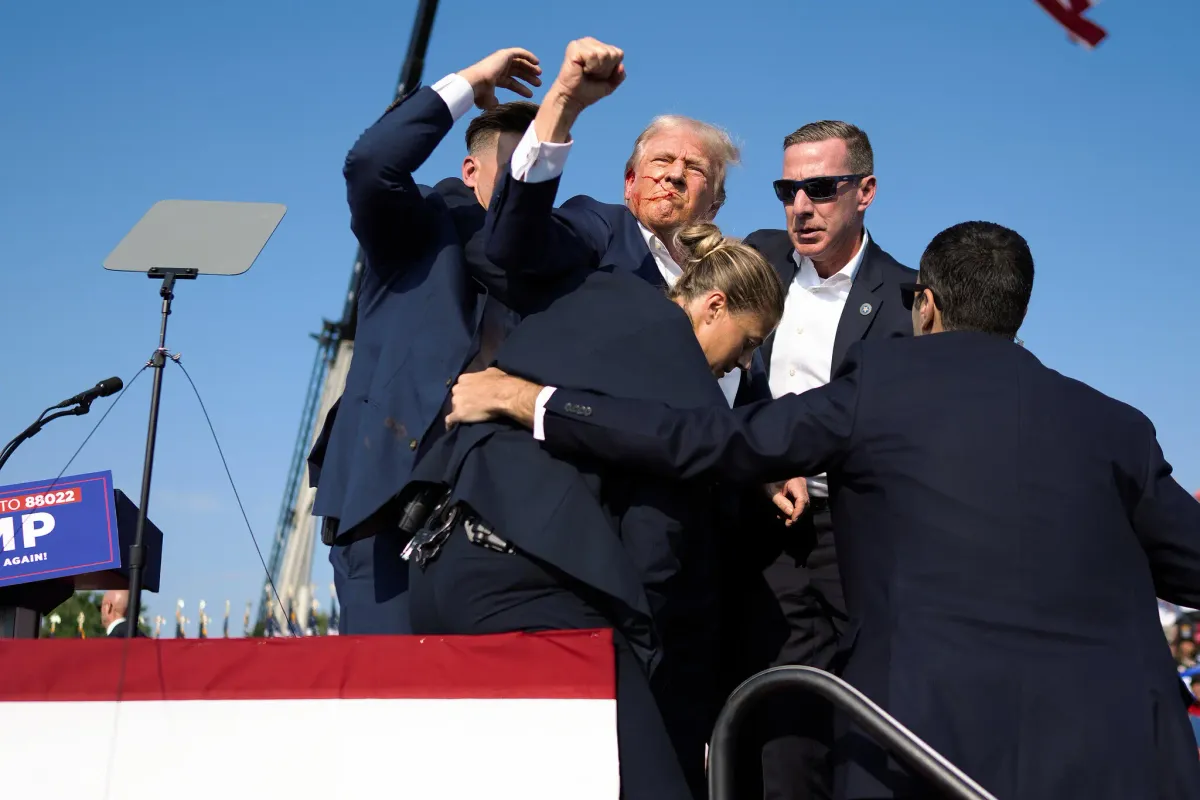 Bức ảnh chụp khoảnh khắc viên đạn sượt qua đầu ông Trump thắng giải báo chí danh tiếng Pulitzer - Ảnh 1.