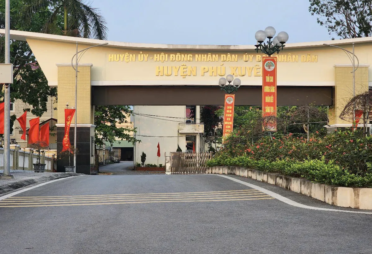 5 Chủ tịch xã tại Hà Nội bị tạm dừng công tác điều hành để tập trung xử lý vi phạm đất đai - Ảnh 1.
