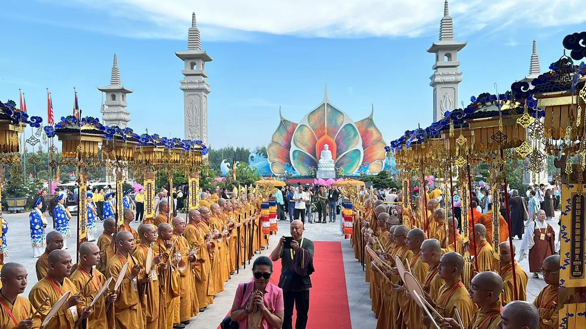 Lễ thả đèn hoa đăng Vesak 2025: Cầu nguyện cho hòa bình thế giới - Ảnh 1.
