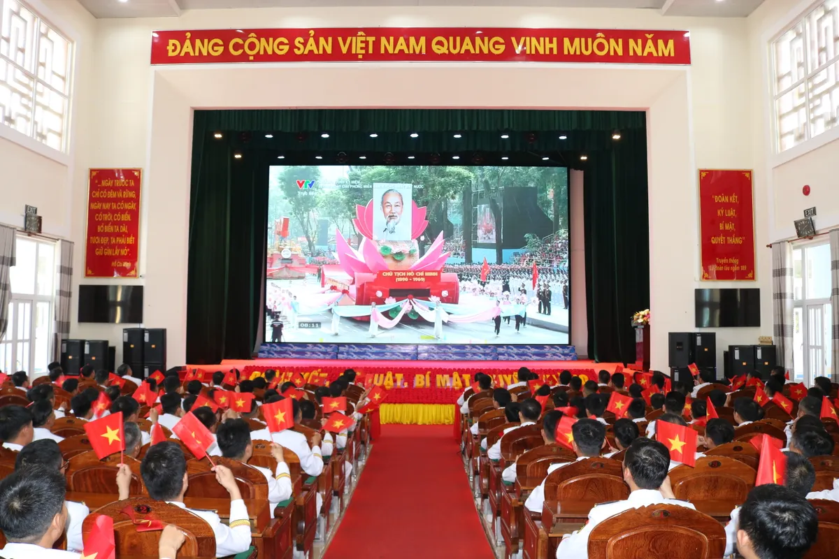 Nhiều hoạt động ý nghĩa hướng về  kỷ niệm 70 năm thành lập Hải quân - Ảnh 2.