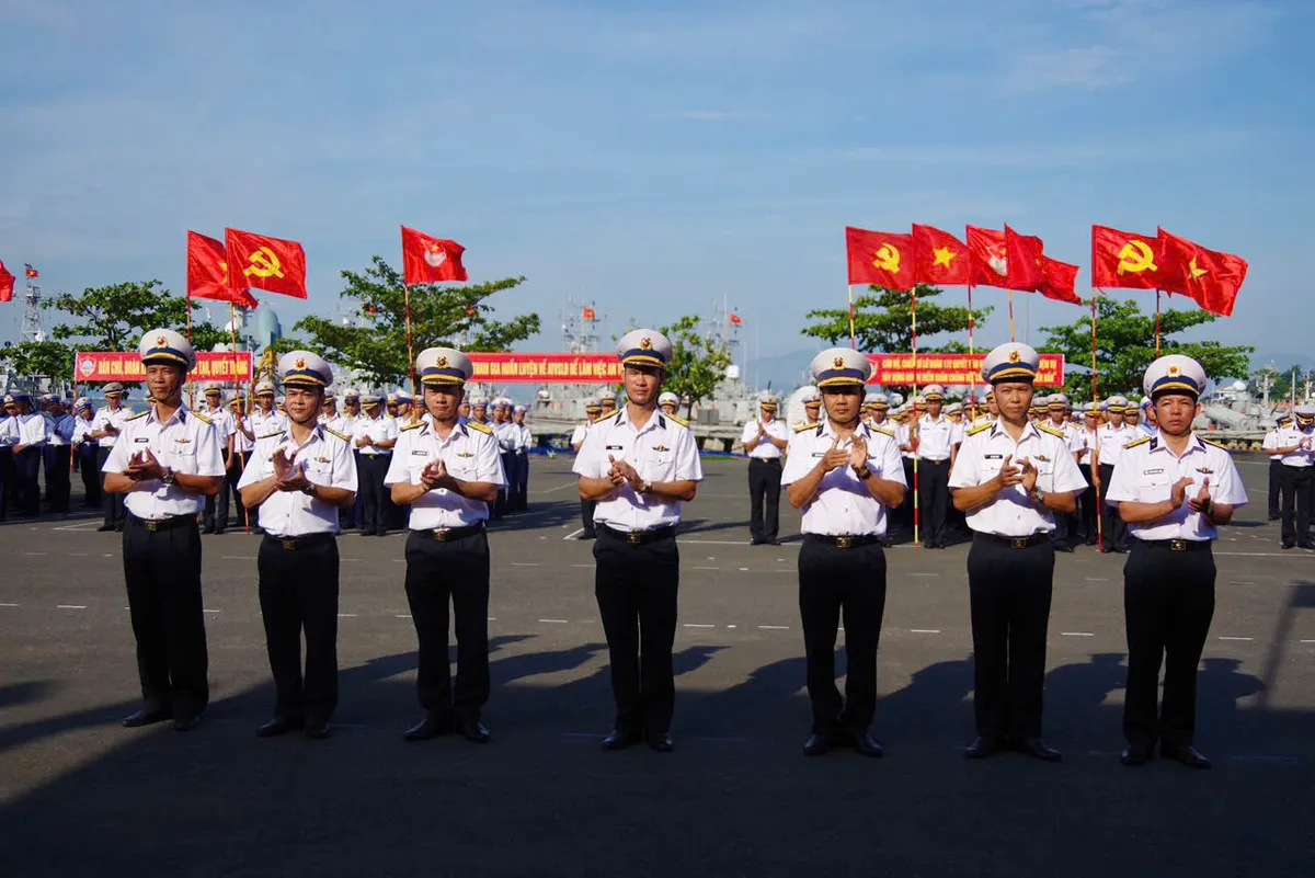 Lữ đoàn 172, Vùng 3 Hải quân phát động đợt thi đua cao điểm năm 2025 - Ảnh 2.
