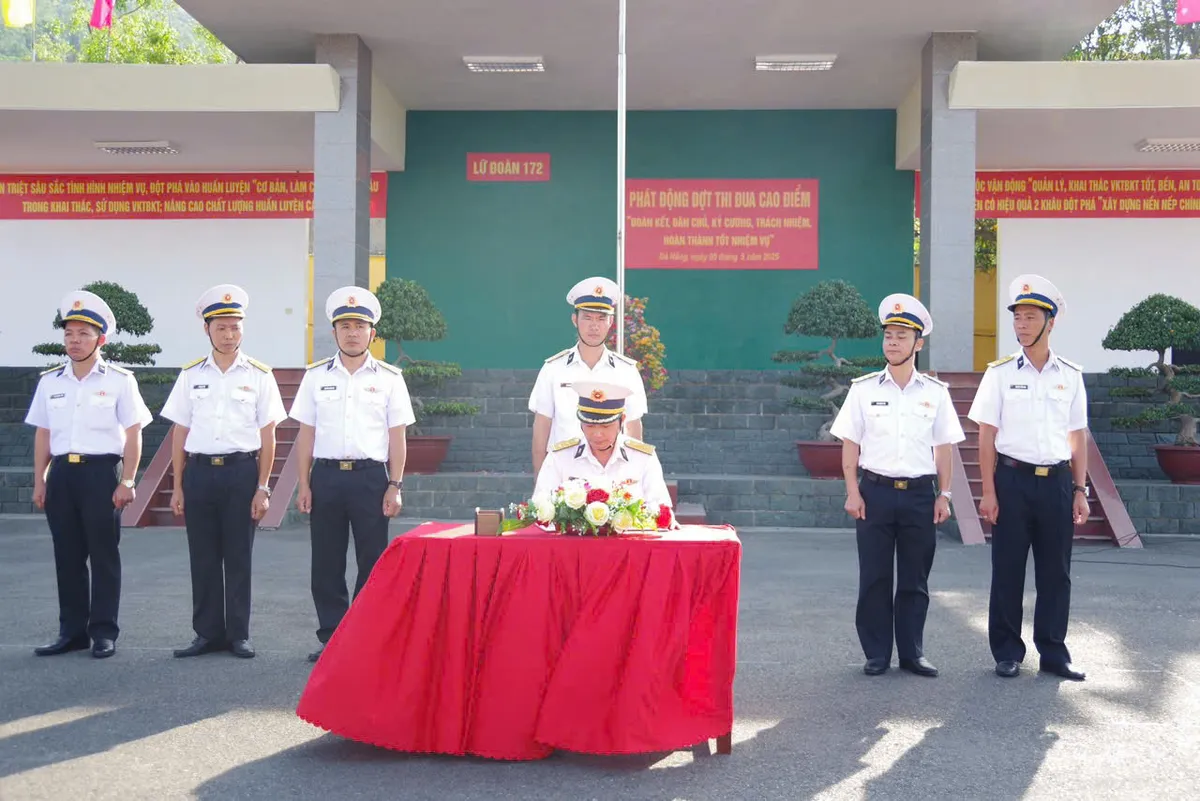 Lữ đoàn 172, Vùng 3 Hải quân phát động đợt thi đua cao điểm năm 2025 - Ảnh 1.