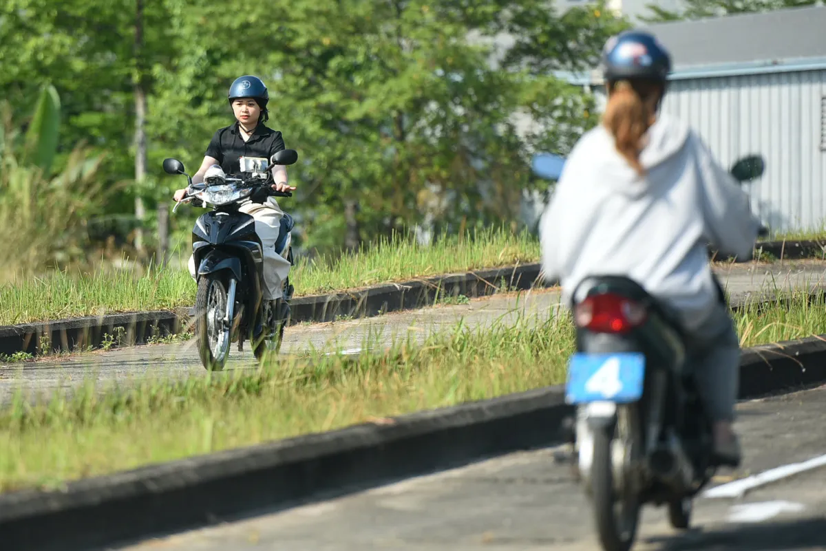 Công an Đà Nẵng lần đầu tổ chức sát hạch và cấp giấy phép lái xe - Ảnh 2.