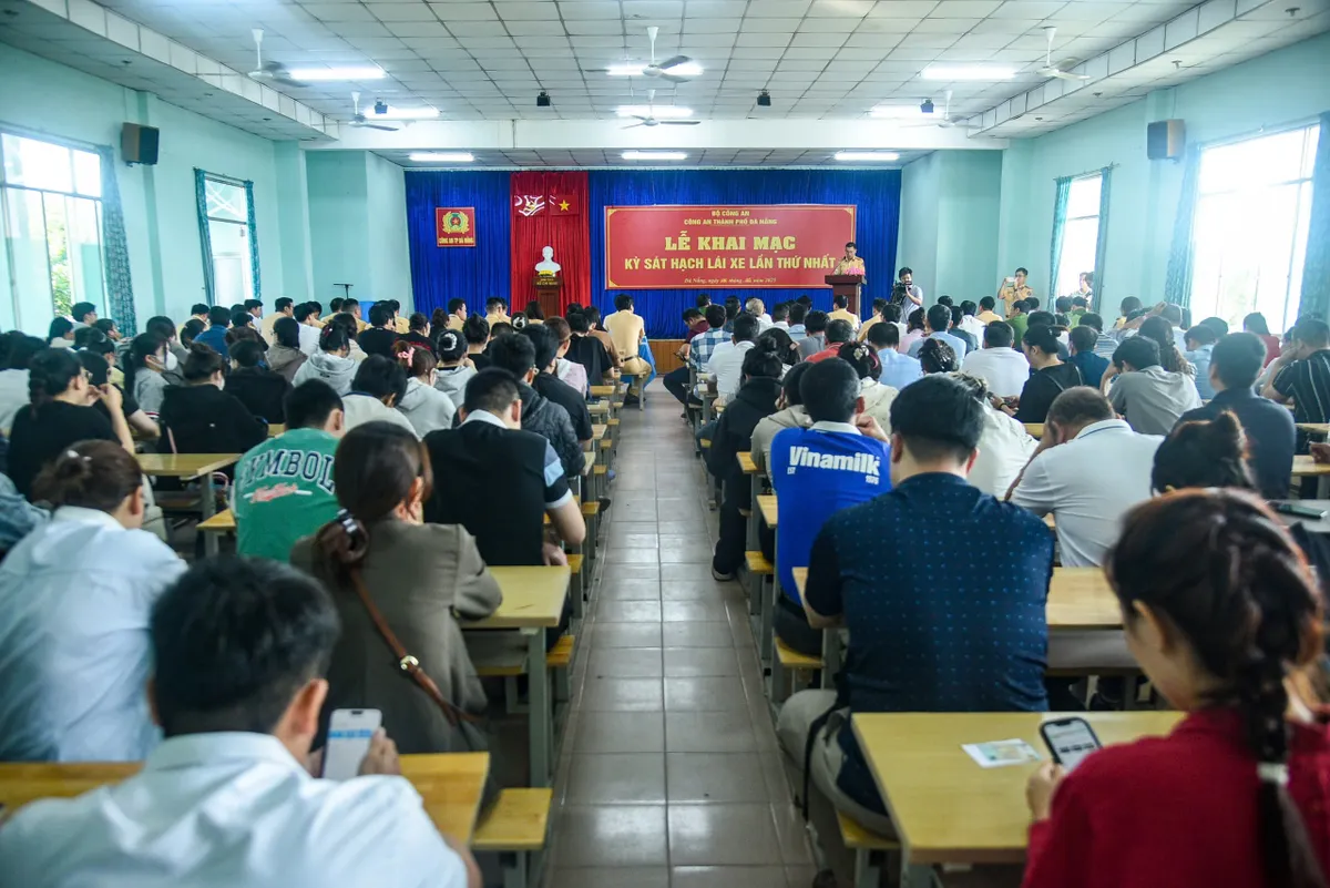 Công an Đà Nẵng lần đầu tổ chức sát hạch và cấp giấy phép lái xe - Ảnh 1.