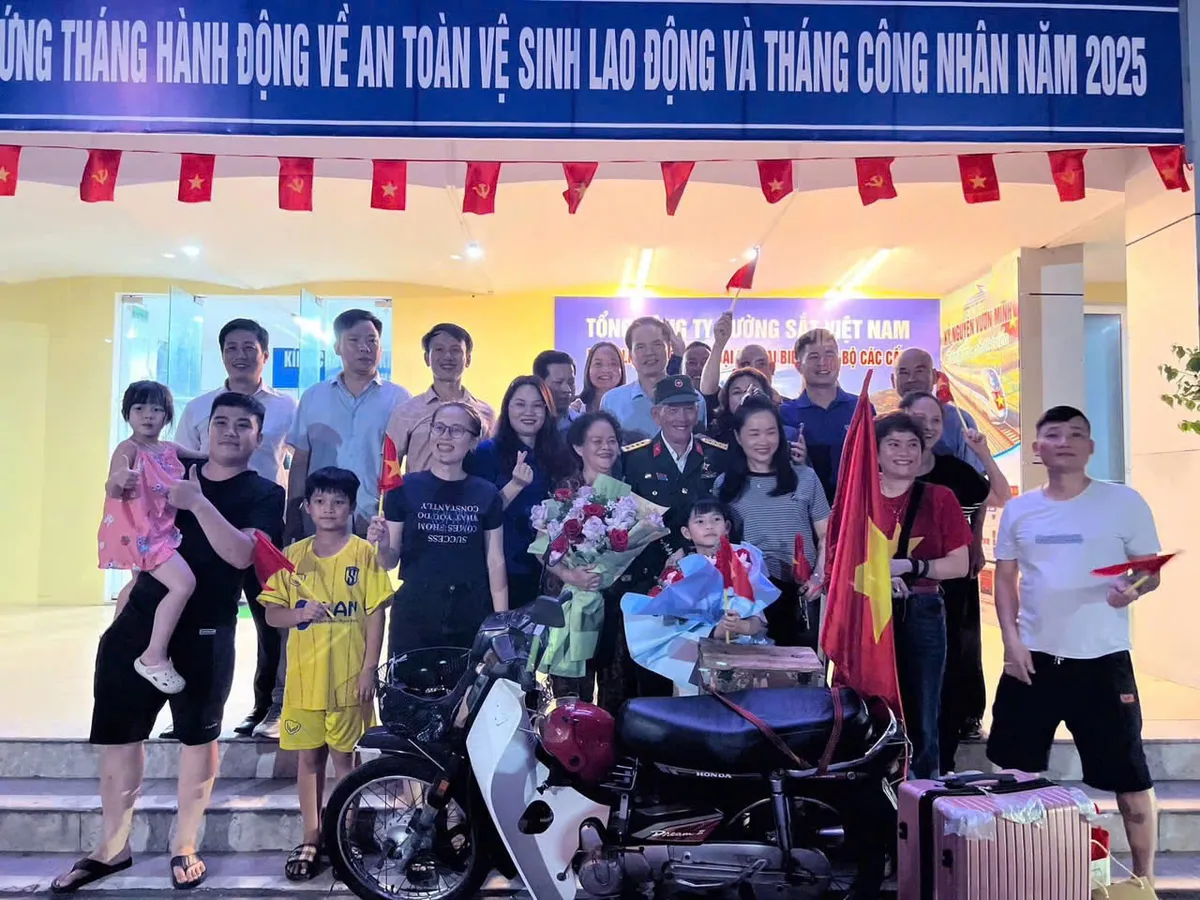 Cựu chiến binh lái xe máy từ Nghệ An vào TP Hồ Chí Minh xem diễu binh trở về với gia đình - Ảnh 2.