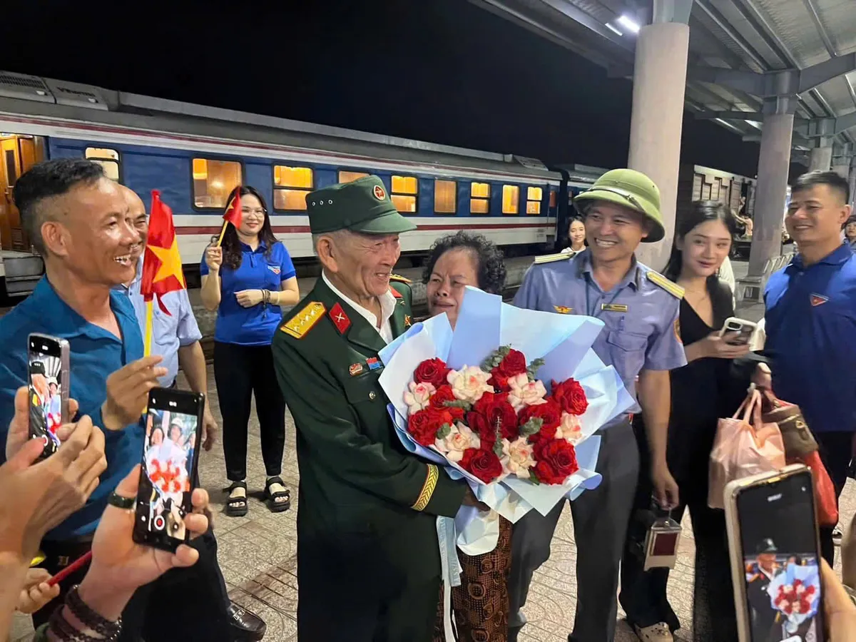 Cựu chiến binh lái xe máy từ Nghệ An vào TP Hồ Chí Minh xem diễu binh trở về với gia đình - Ảnh 1.
