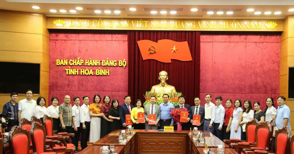 Hợp nhất Báo và Đài PT&TH tỉnh Hoà Bình thành Báo Hoà Bình - Ảnh 2.