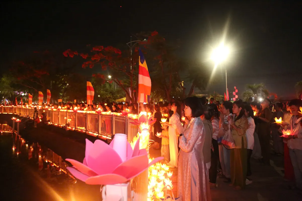 Hàng ngàn người tham dự Đêm hoa đăng Vesak 2025  - Ảnh 8.