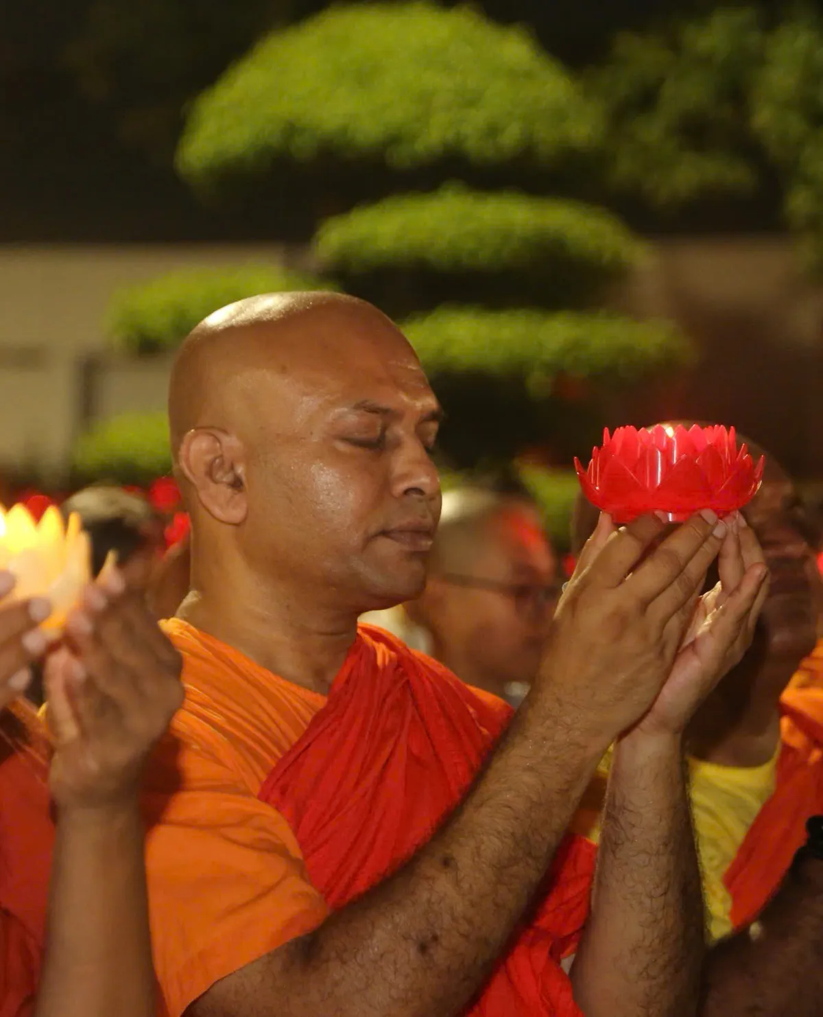 Hàng ngàn người tham dự Đêm hoa đăng Vesak 2025  - Ảnh 7.