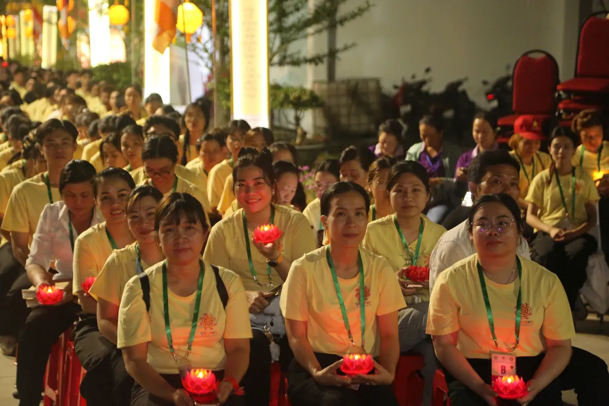 Hàng ngàn người tham dự Đêm hoa đăng Vesak 2025  - Ảnh 10.