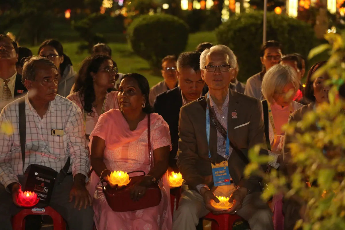 Hàng ngàn người tham dự Đêm hoa đăng Vesak 2025  - Ảnh 9.