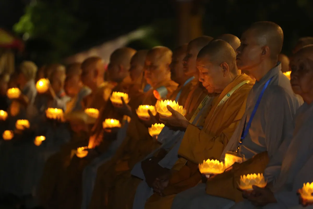 Hàng ngàn người tham dự Đêm hoa đăng Vesak 2025  - Ảnh 5.