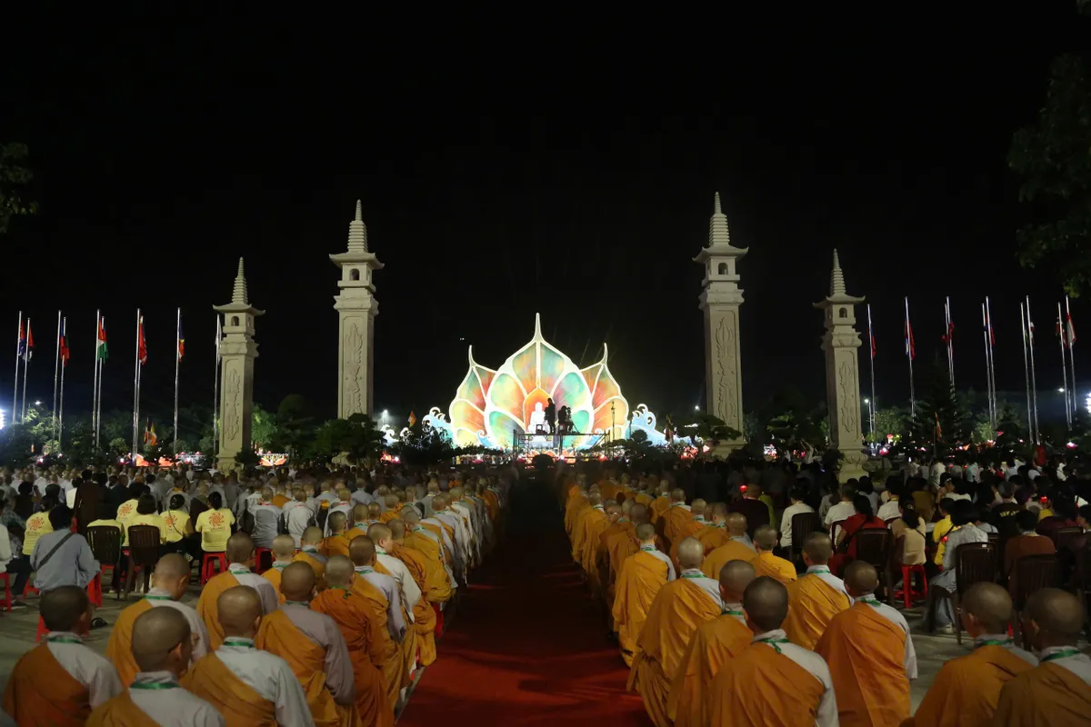 Hàng ngàn người tham dự Đêm hoa đăng Vesak 2025  - Ảnh 1.