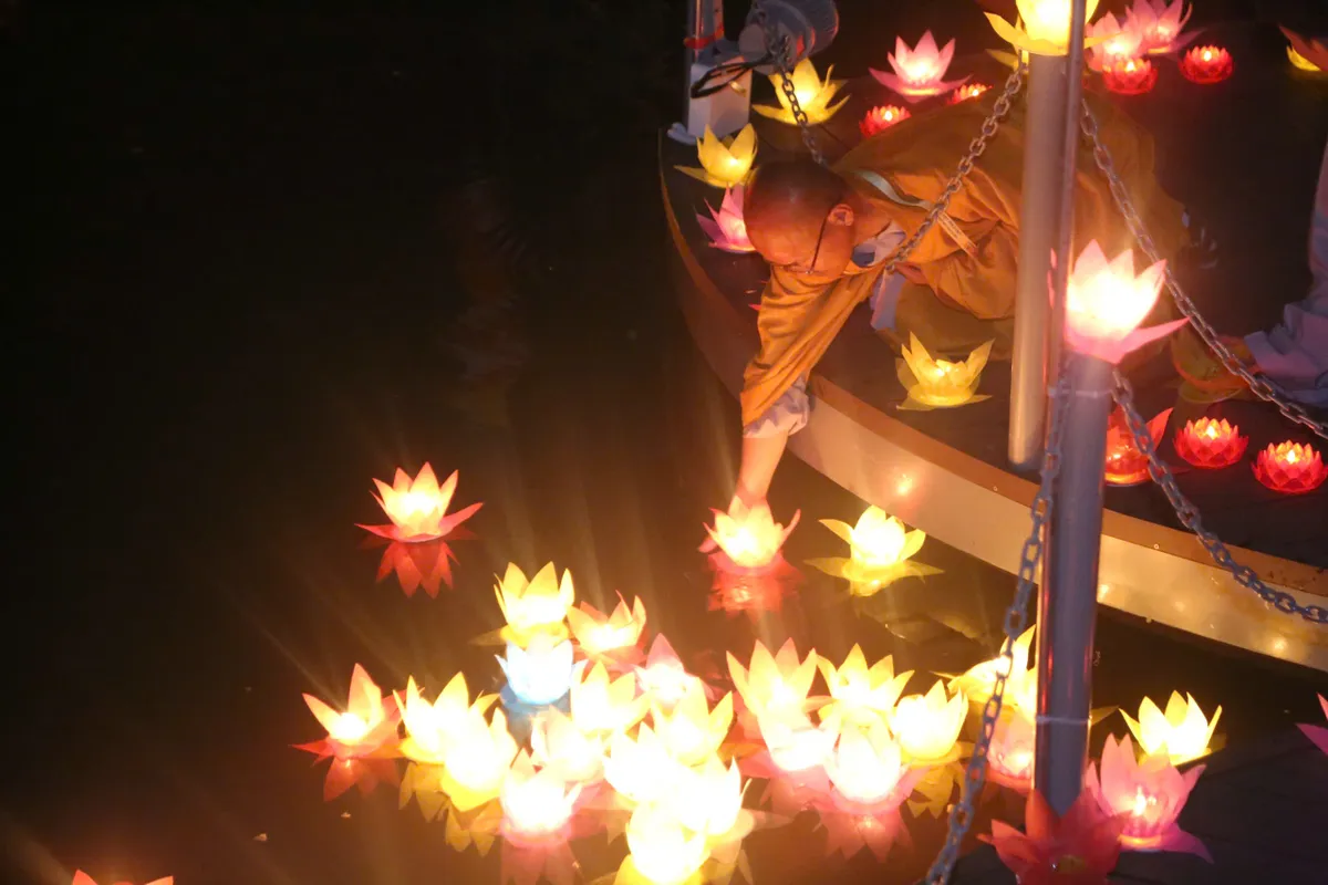 Hàng ngàn người tham dự Đêm hoa đăng Vesak 2025  - Ảnh 3.