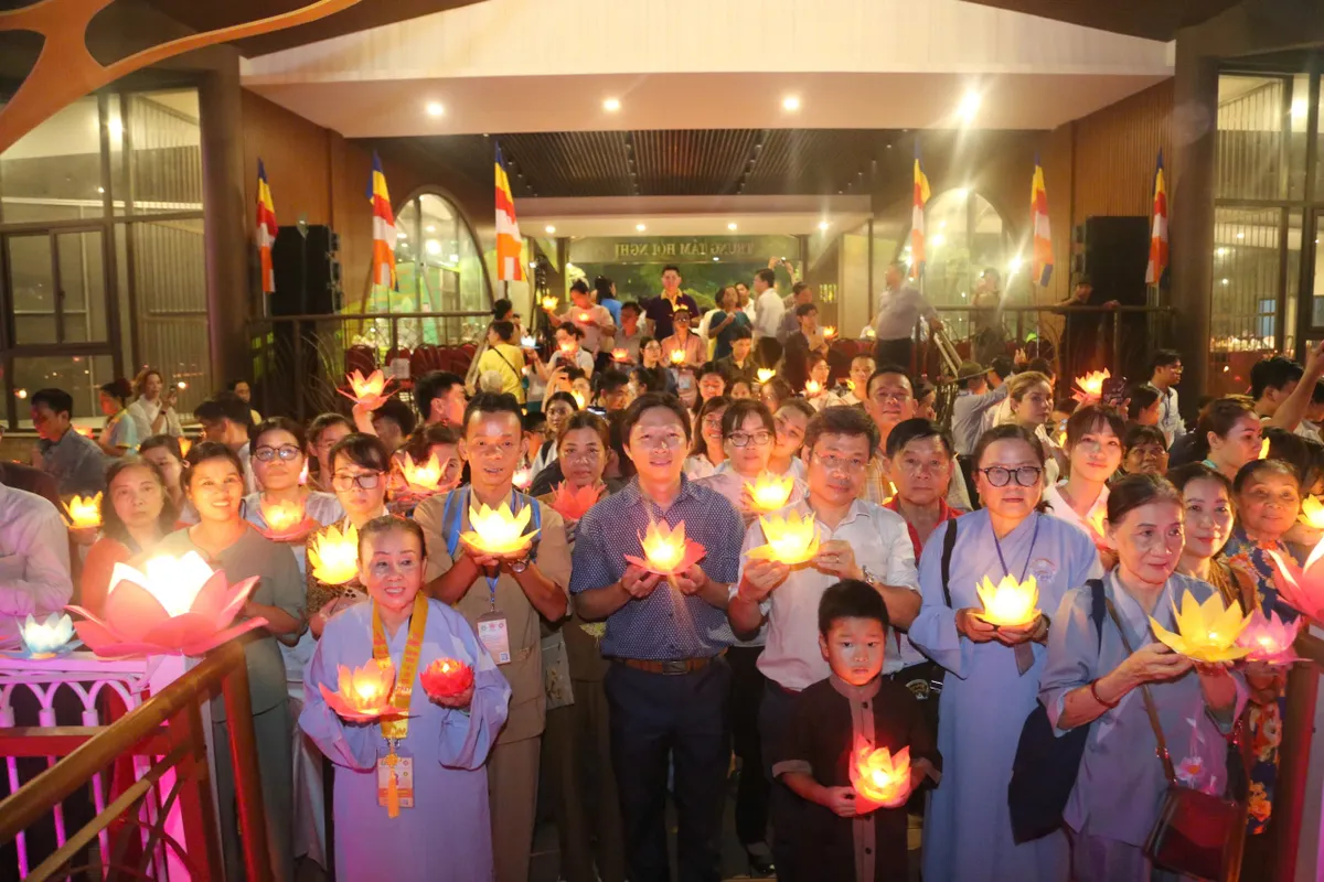 Hàng ngàn người tham dự Đêm hoa đăng Vesak 2025  - Ảnh 6.