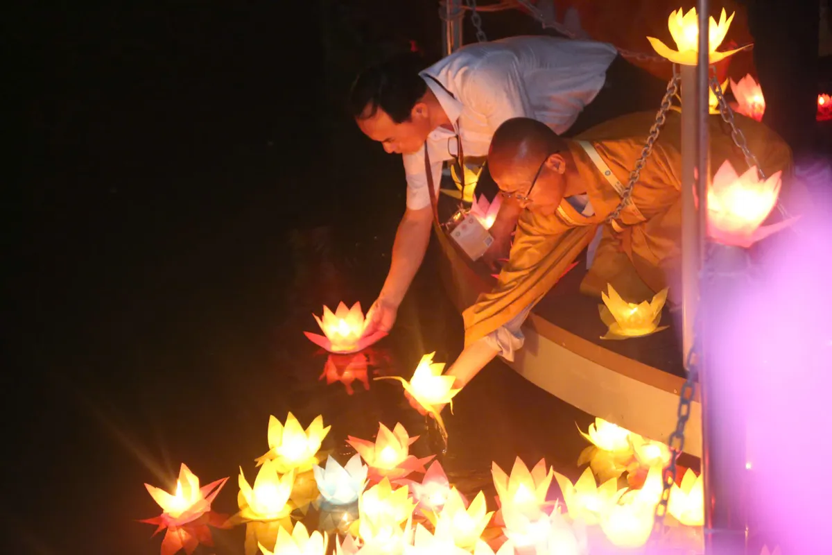 Hàng ngàn người tham dự Đêm hoa đăng Vesak 2025  - Ảnh 4.
