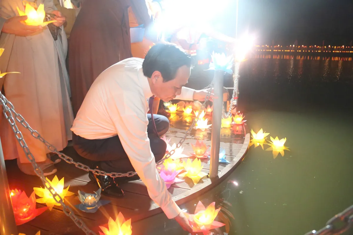 Hàng ngàn người tham dự Đêm hoa đăng Vesak 2025  - Ảnh 2.