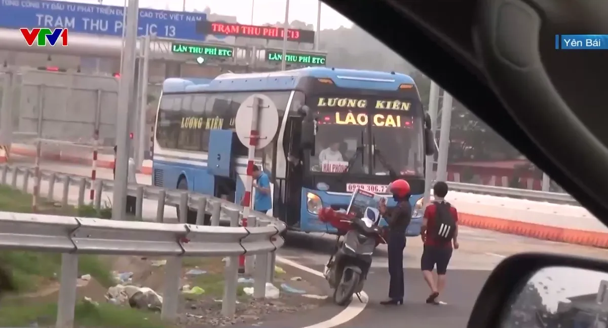 Mất an toàn đón trả khách tại nút giao cao tốc Nội Bài - Lào Cai - Ảnh 1.
