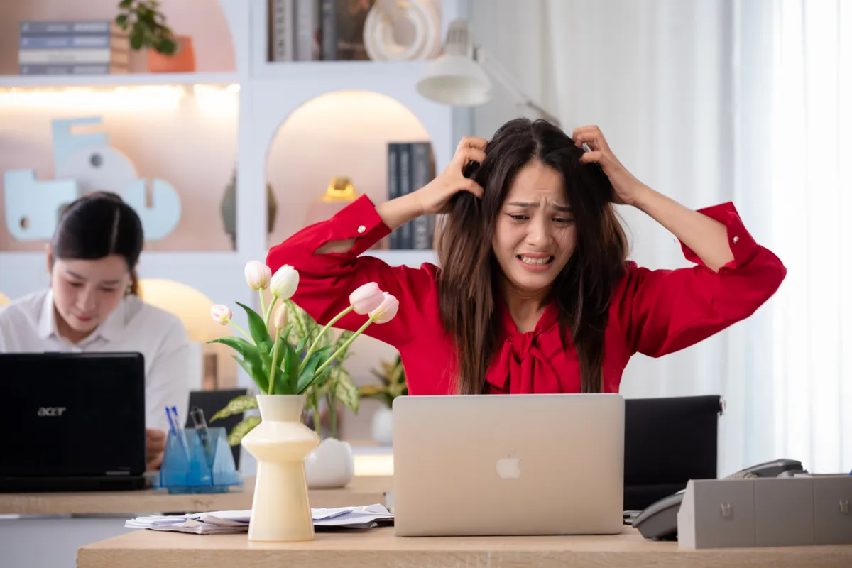 Tóc bạc sớm, rụng nhiều ở người trẻ: Hiểu đúng để cải thiện hiệu quả - Ảnh 1.
