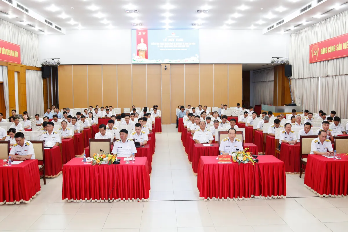 Tân cảng Sài Gòn phát động Tháng Công nhân và Tháng hành động về an toàn,vệ sinh lao động năm 2025 - Ảnh 2.