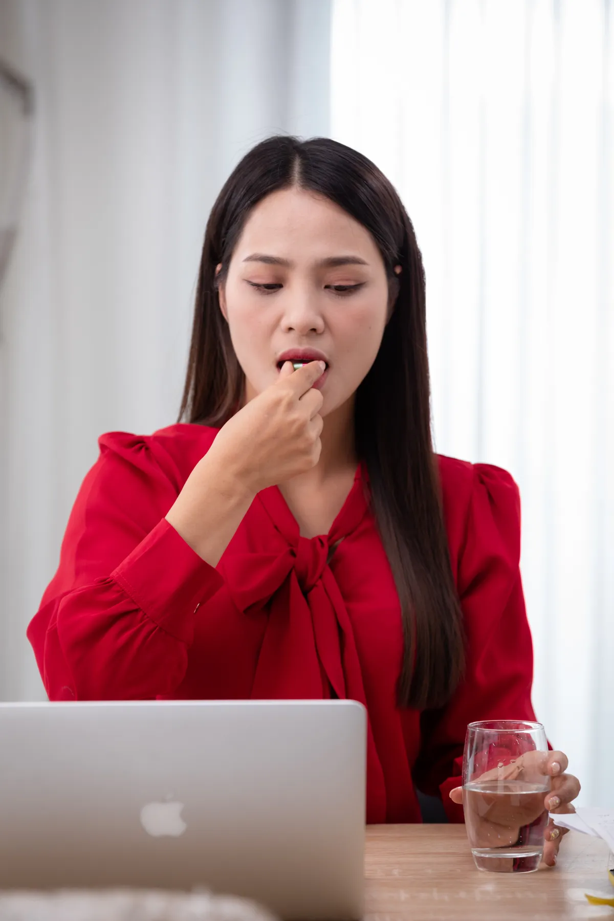 Tóc bạc sớm, rụng nhiều ở người trẻ: Hiểu đúng để cải thiện hiệu quả - Ảnh 2.
