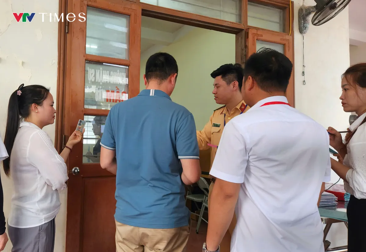 Nghệ An: Hơn 400 học viên tham gia kỳ sát hạch lái xe đầu tiên do công an tổ chức - Ảnh 2.