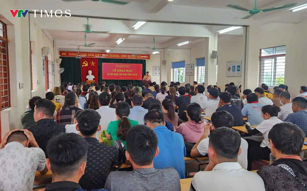Nghệ An: Hơn 400 học viên tham gia kỳ sát hạch lái xe đầu tiên do công an tổ chức - Ảnh 1.