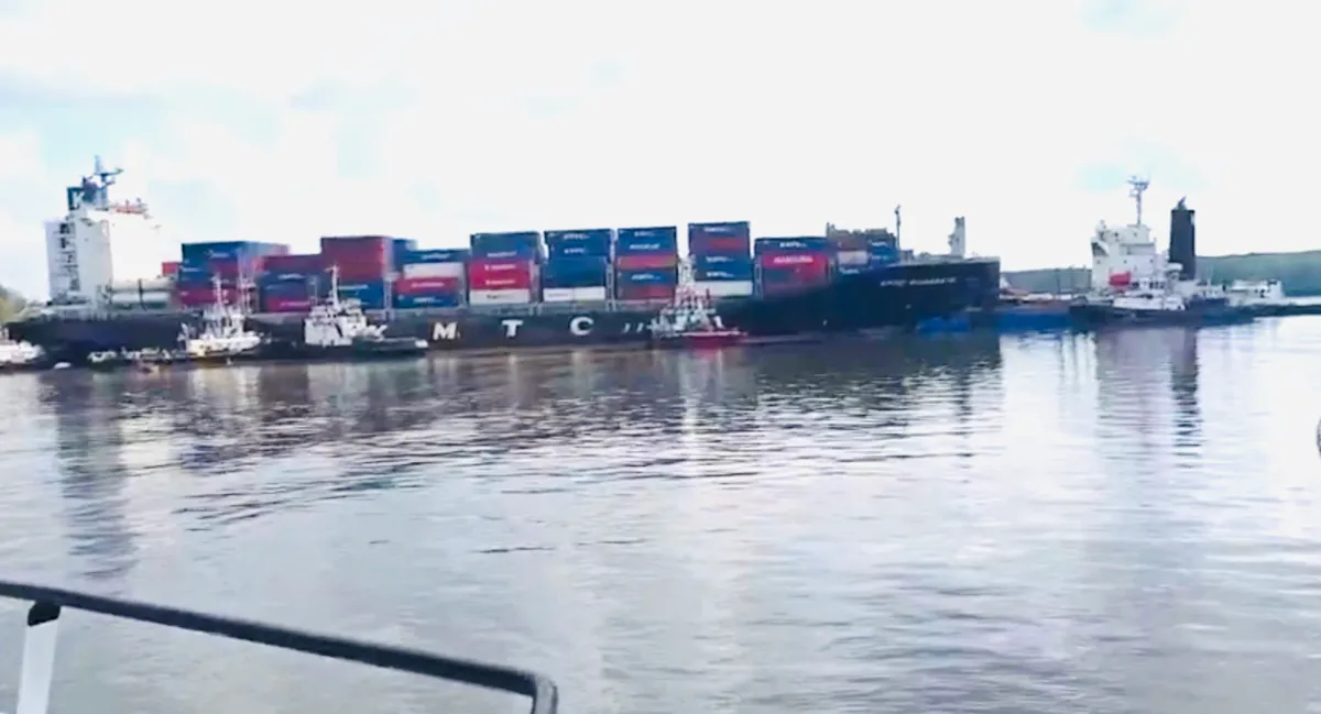 TP. Hồ Chí Minh: Khẩn trương khắc phục sự cố tràn dầu trên sông Lòng Tàu - Ảnh 1.