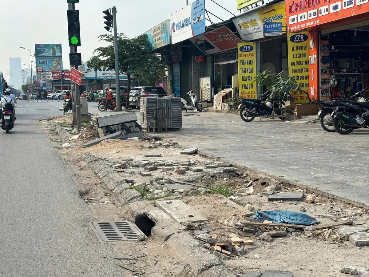 Lấn chiếm, xả rác bừa bãi trên đường Nguyễn Xiển khiến vỉa hè xuống cấp nghiêm trọng - Ảnh 3.
