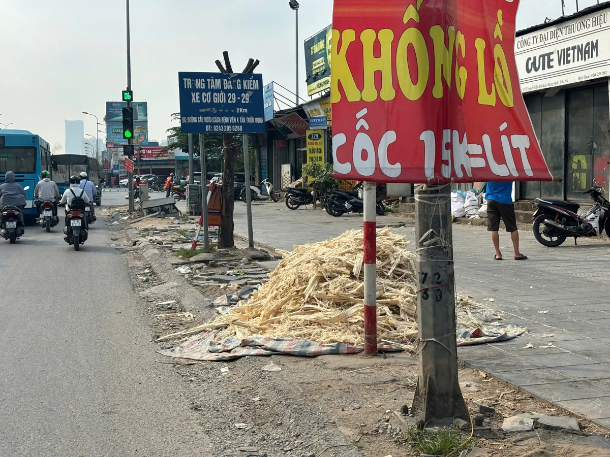Lấn chiếm, xả rác bừa bãi trên đường Nguyễn Xiển khiến vỉa hè xuống cấp nghiêm trọng - Ảnh 2.
