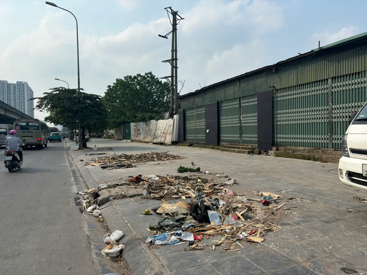 Lấn chiếm, xả rác bừa bãi trên đường Nguyễn Xiển khiến vỉa hè xuống cấp nghiêm trọng - Ảnh 1.