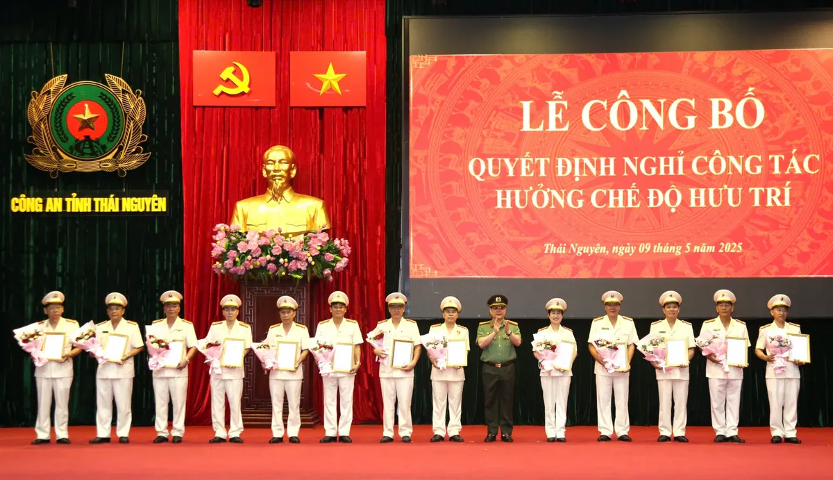 28 lãnh đạo, chỉ huy Công an Thái Nguyên nghỉ hưu trước tuổi, phục vụ công tác sắp xếp bộ máy - Ảnh 1.