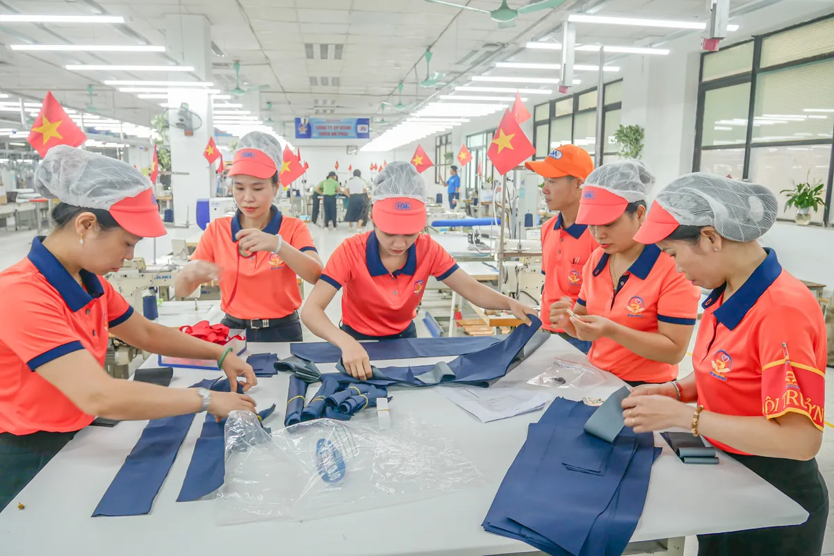 Thị trường nội “ấm” dần, doanh nghiệp xuất khẩu quay về sân nhà - Ảnh 1.